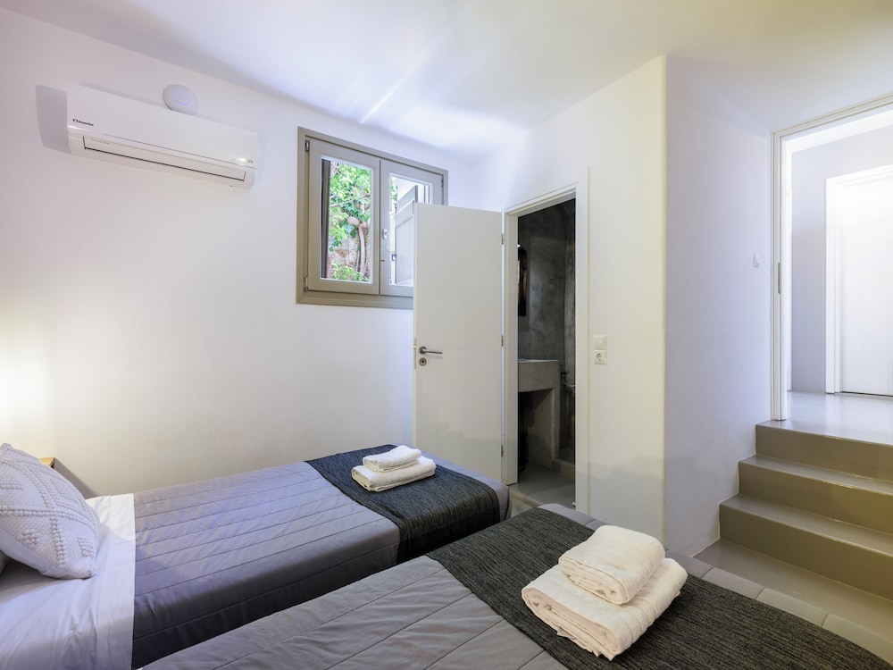 Deluxe Suite, 2 Bedrooms, Housekeeping, Beach View
