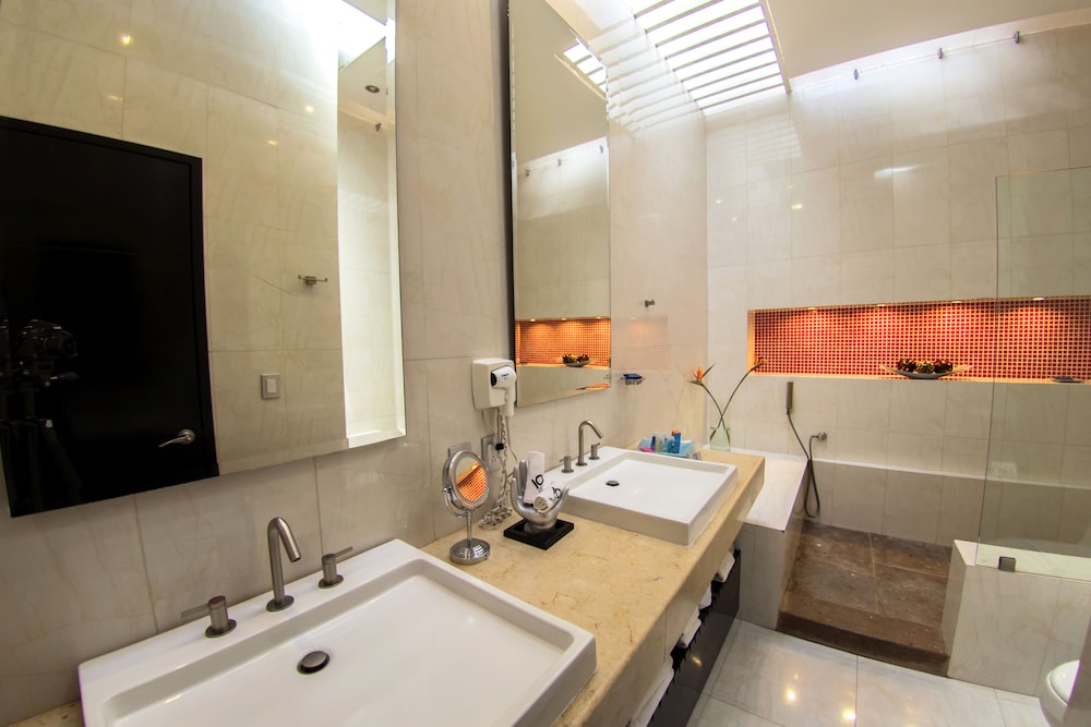 Junior Suite, 2 Double Beds - Photo 12