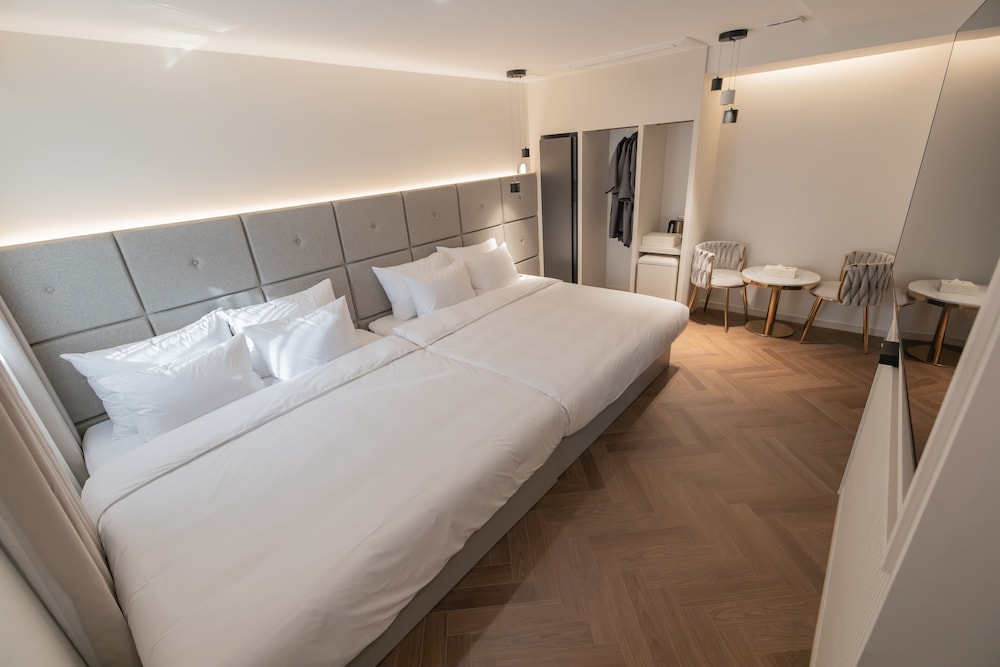 Family Twin Room - Photo 2