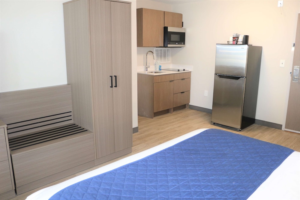 Standard Room, 1 King Bed, Refrigerator & Microwave, City View (Refrigerator & Microwave) - Photo 1