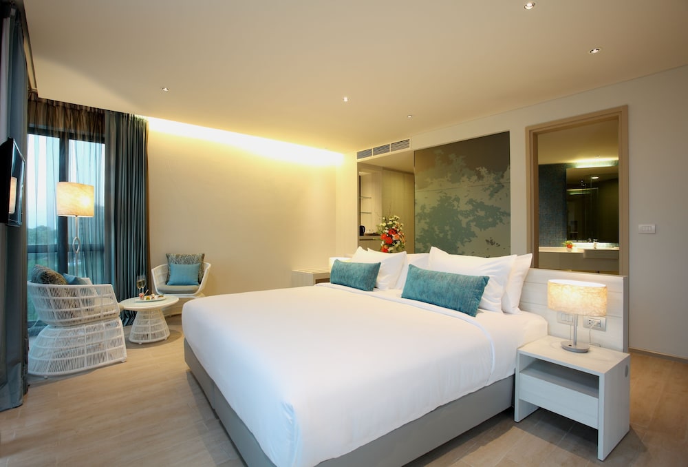 Premier Room, 1 King Bed photo 3
