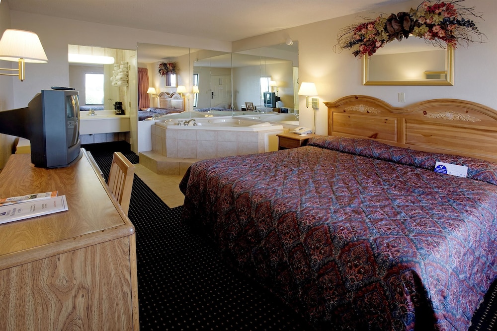 Room, 1 King Bed, Non Smoking, Hot Tub - Photo 2