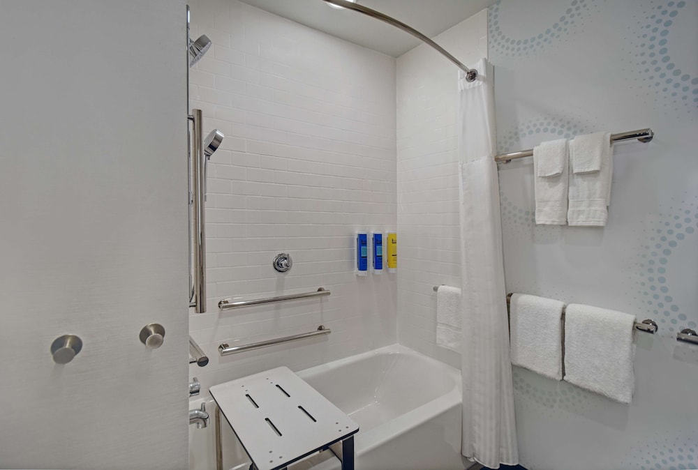 Room, 2 Queen Beds, Accessible, Bathtub - Photo 3
