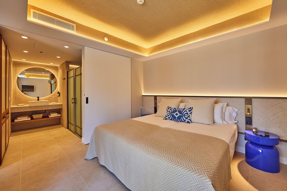 Family Suite, Balcony, Garden View (2 adults + 1 child)