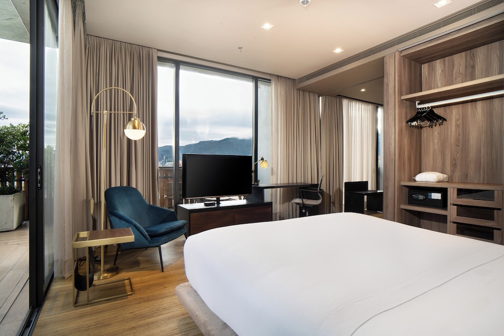 Suite, 1 King Bed - Photo 1