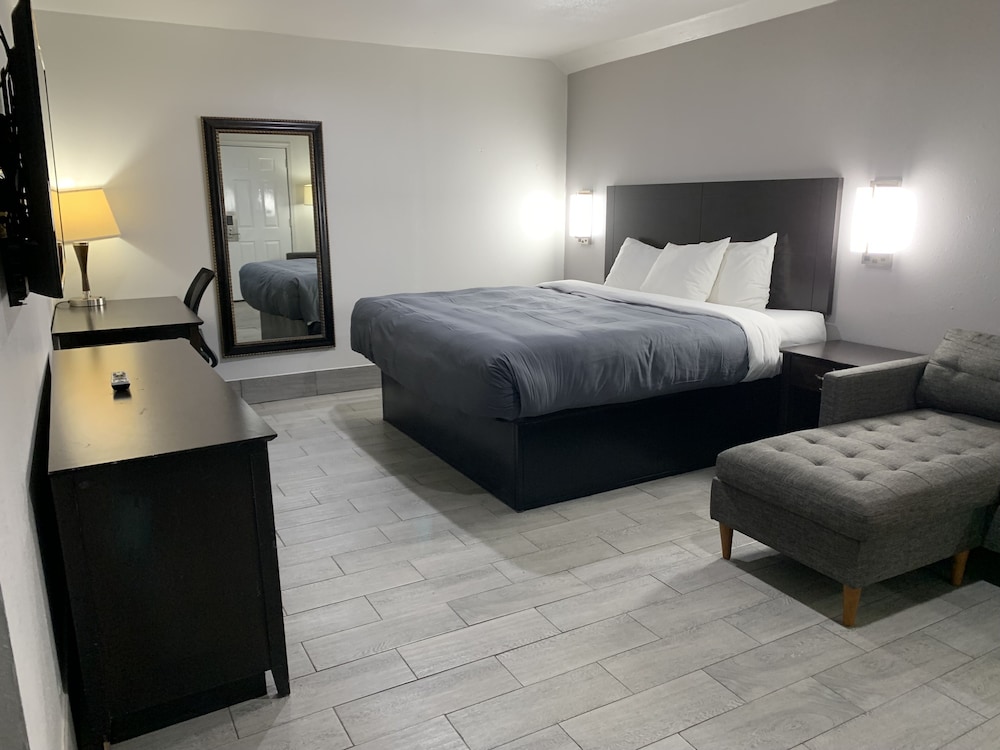 Family Studio Suite, 1 King Bed, Non Smoking, Kitchenette photo 3