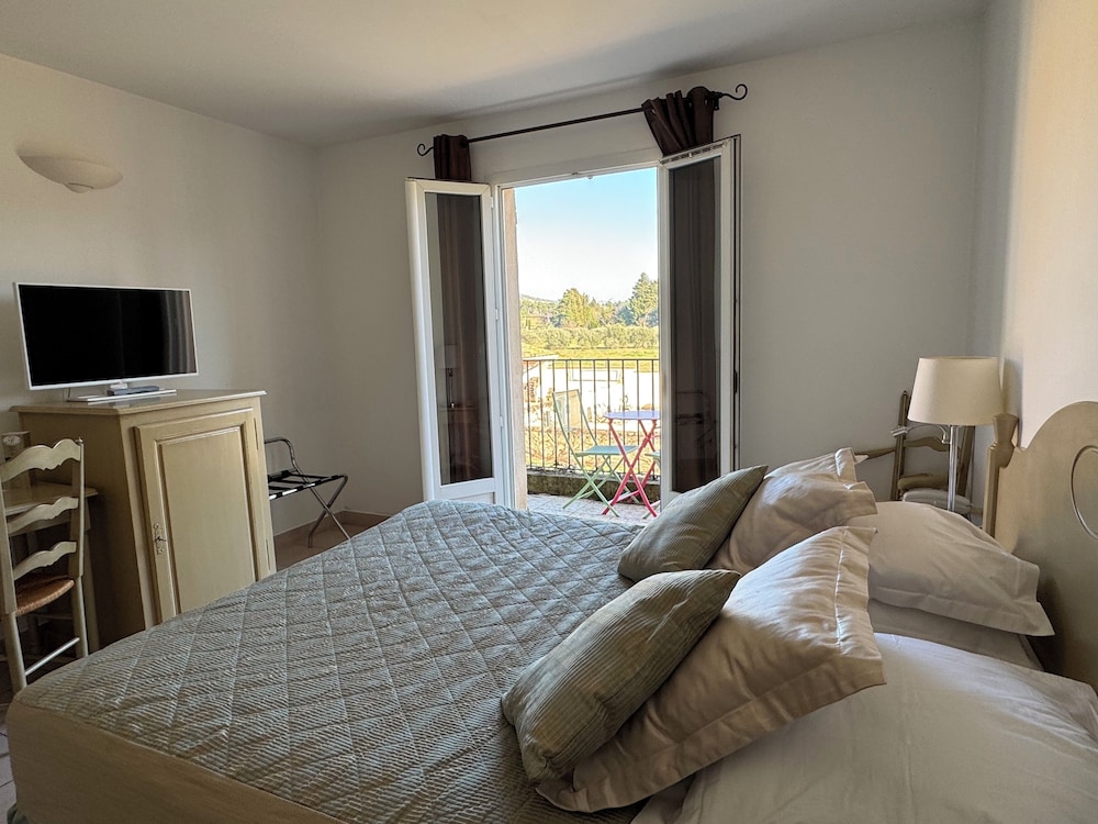 Comfort Room, 1 Queen Bed, Balcony, Garden View