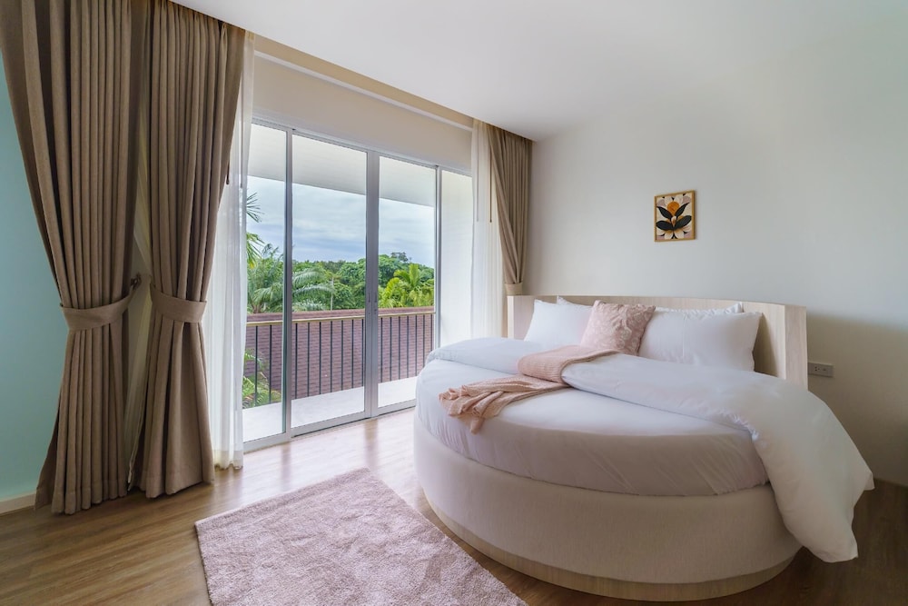 Deluxe Honeymoon Room with Balcony - Photo 2