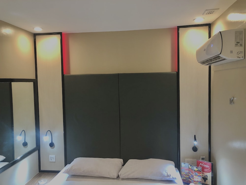 Deluxe Room, 1 Queen Bed photo 3