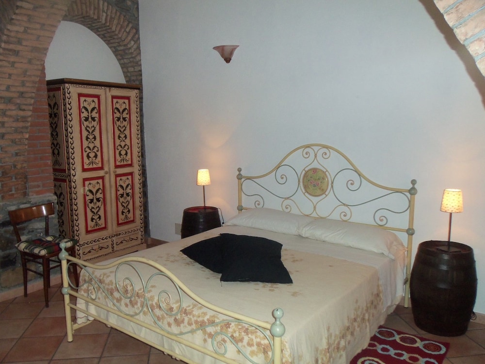 Romantic Apartment, Garden View, Ground Floor (Tralcio)