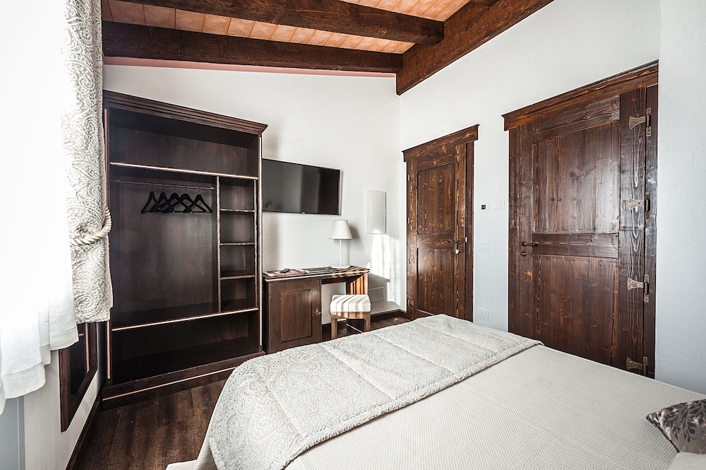 Basic Double Room Single Use, 1 Large Twin Bed photo 2