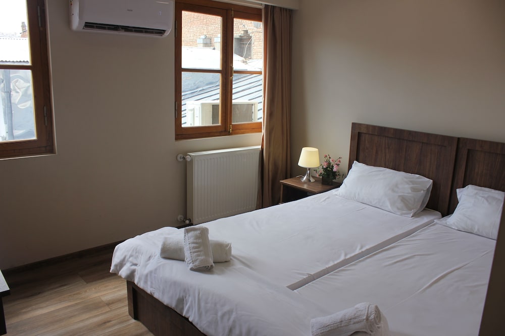 Economy Twin Room, Mountain View photo 1