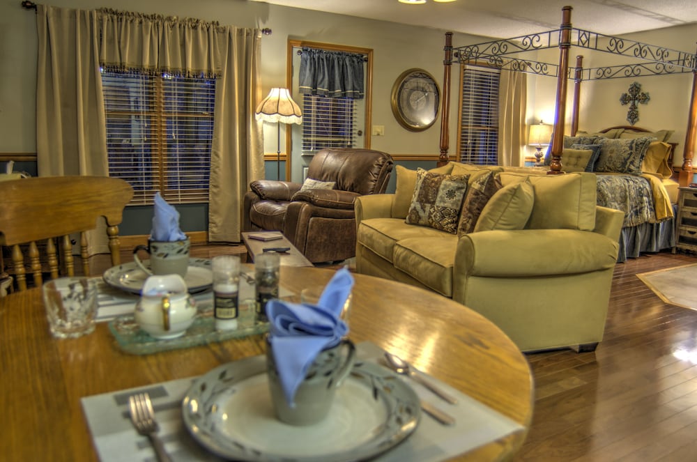 Romantic Cottage, 1 Queen Bed, Non Smoking, Jetted Tub