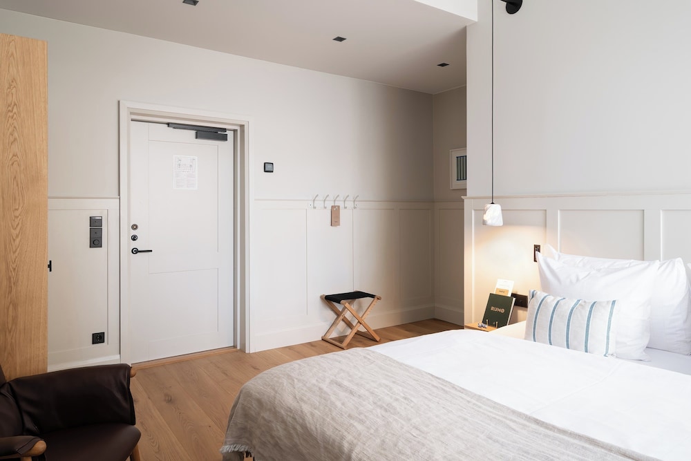 Room (4)