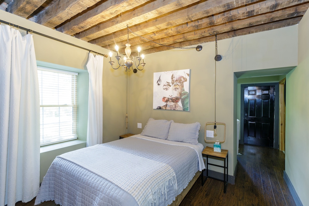 Standard Room, 1 Queen Bed (No Pets) photo 1