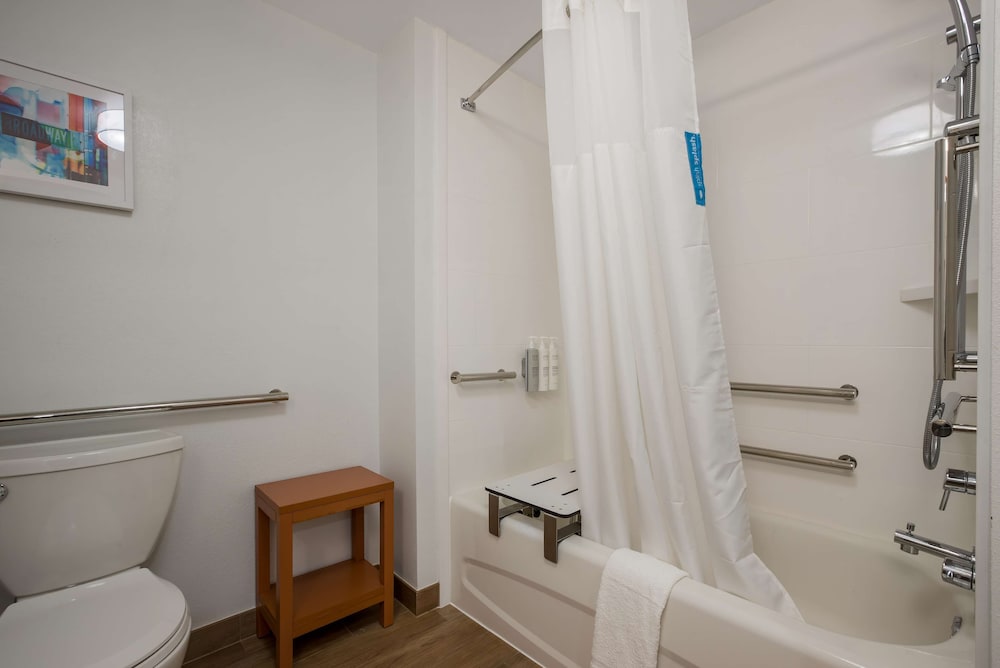 One King Accessible with Bathtub - Photo 5