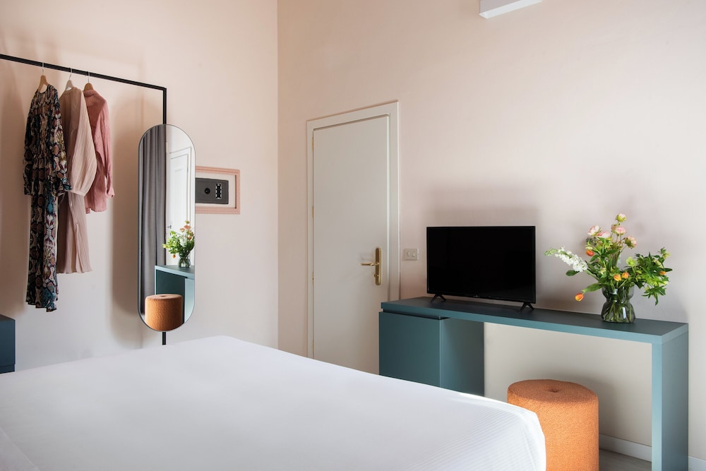 Standard Double Room thumbnail 5