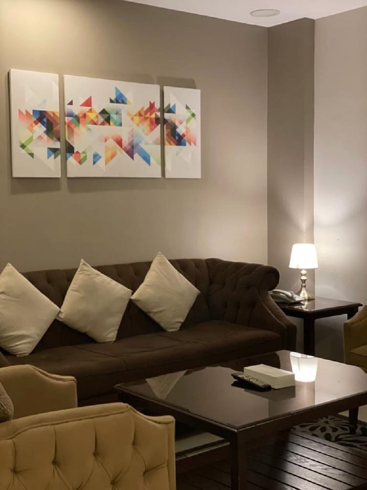 Executive Suite, 1 Bedroom - Photo 3