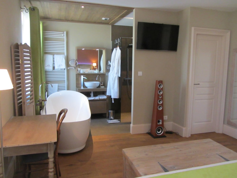 Deluxe Room, Bathtub (Pergaud) photo 2