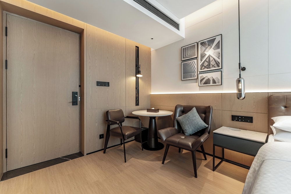 Premium Room, 1 King Bed, City View photo 1