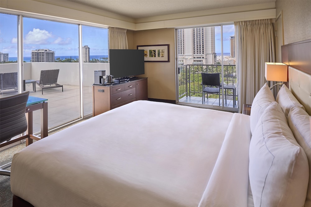 Suite, 1 King Bed, Ocean View, Corner (Park/Ocean View, Lanai) - Photo 1