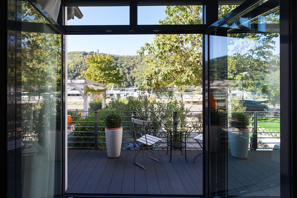 Suite, River View - Photo 19