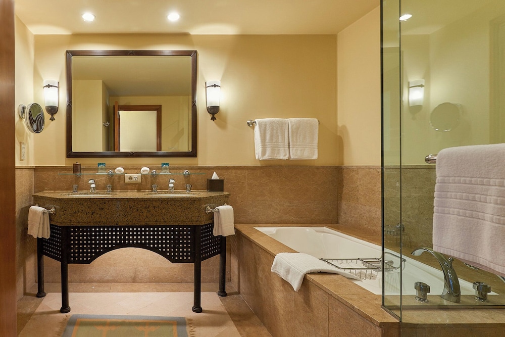 One Bedroom Suite With Plunge Pool - Photo 3
