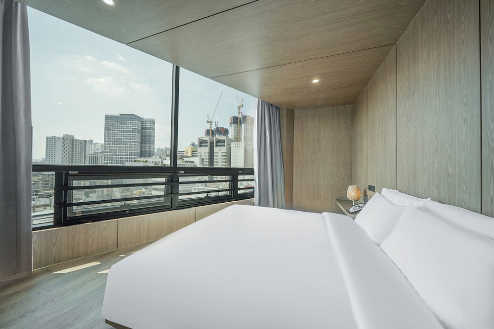 Signature Room, 1 King Bed, City View, Corner