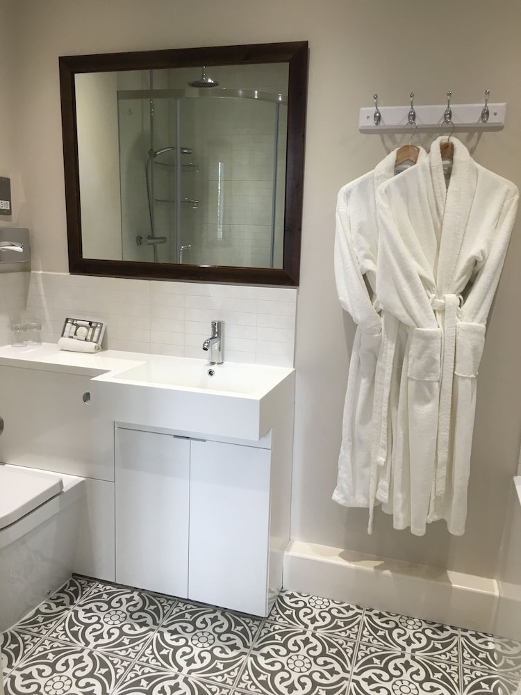 Executive Suite - Photo 19