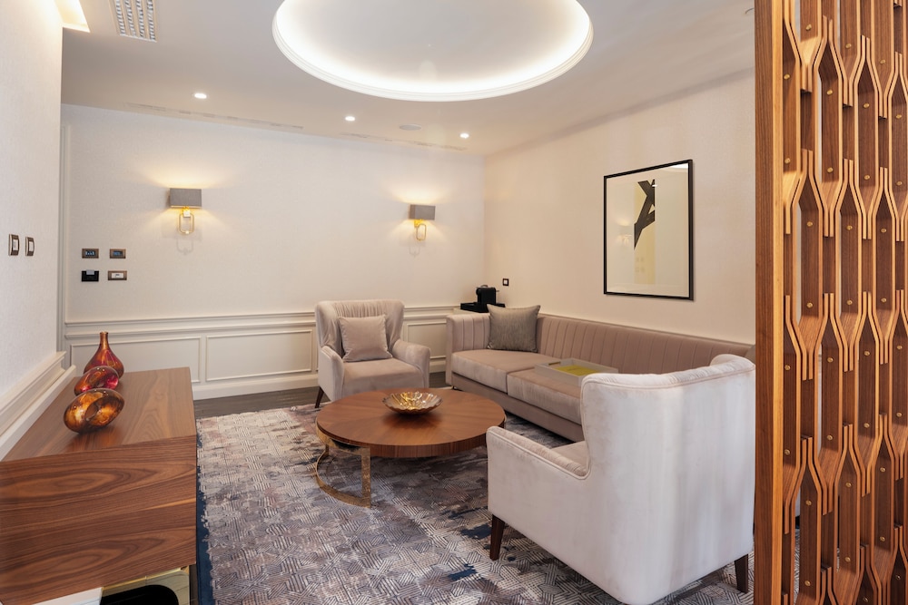 Executive Suite - Photo 2
