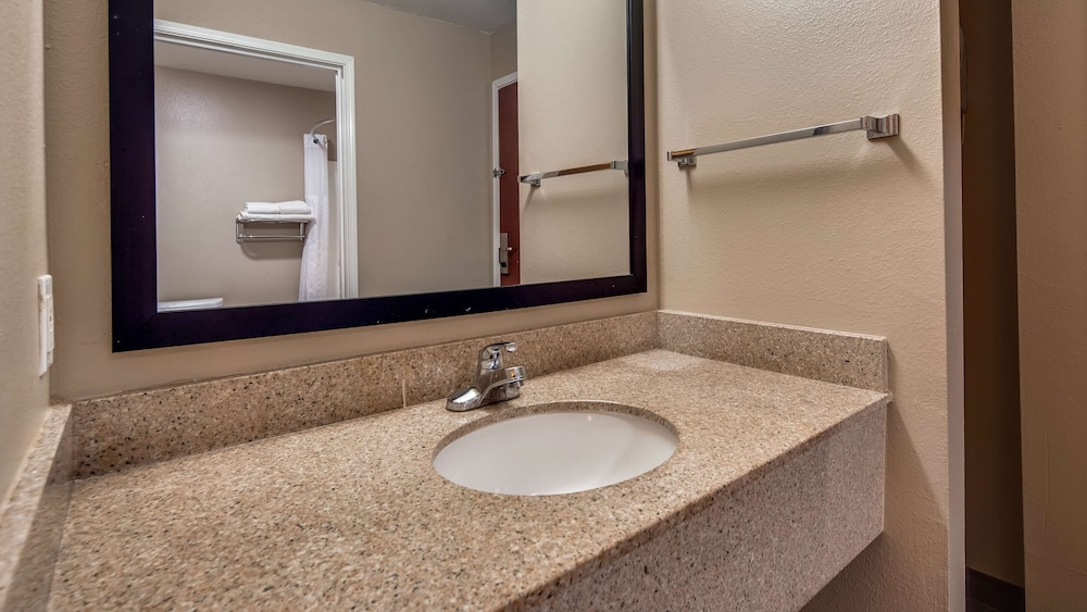 Standard Room, 2 Queen Beds, Non Smoking, Refrigerator & Microwave (1st Floor) - Photo 9