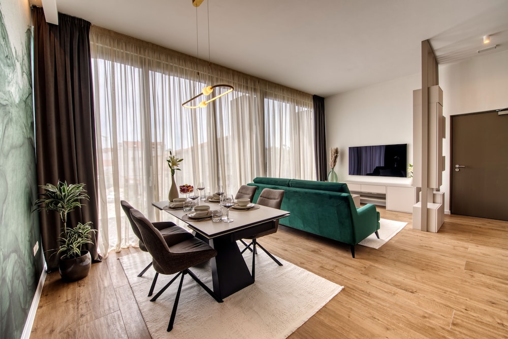 Exclusive Apartment, 2 Bedrooms, Pool Access, Garden View