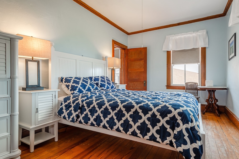 Room, 1 Queen Bed, Private Bathroom (#11 Main Building) photo 1