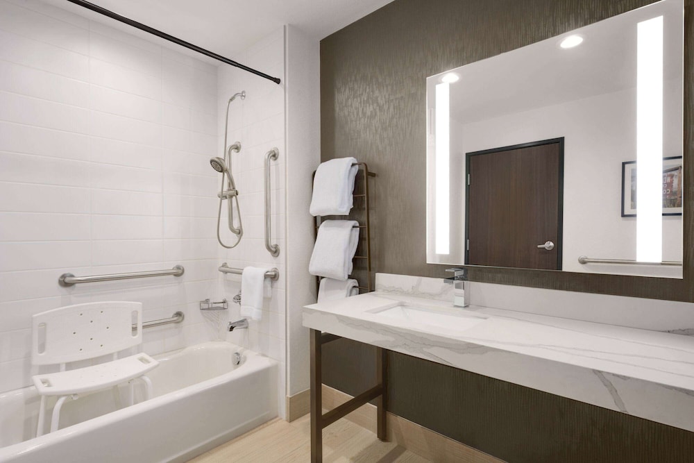 Deluxe Suite, 1 King Bed, Accessible, Non Smoking - Photo 15