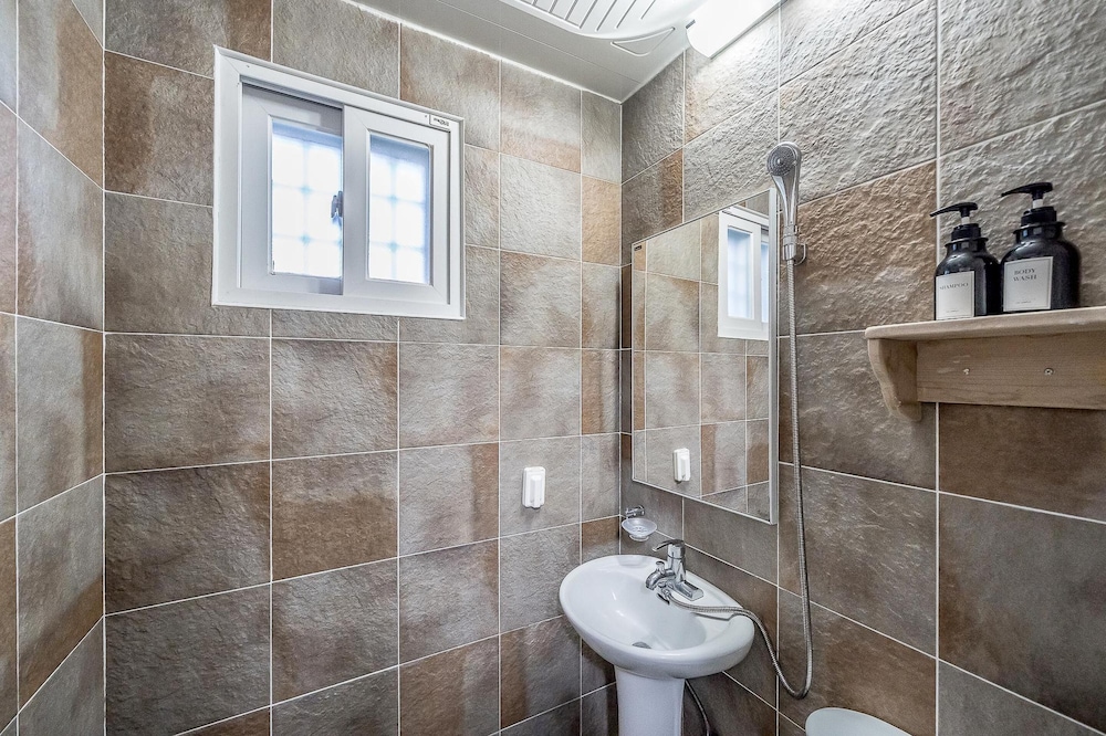 Basic Room, 2 Bedrooms (A101) photo 3