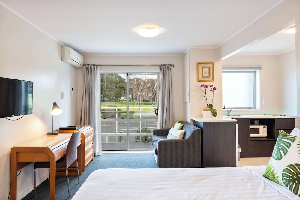 Standard Room, Multiple Beds, Non Smoking, Kitchen (Dining Table) - Photo 4
