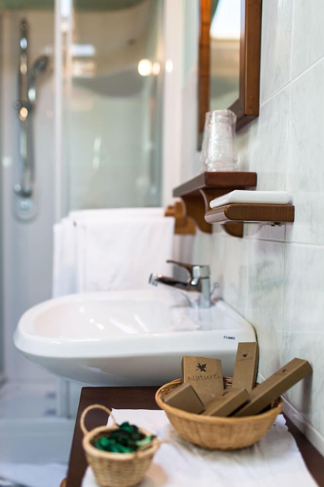 Classic Double Room, Private Bathroom photo 3