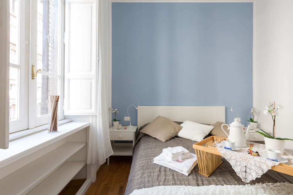 A World Aparts - The Regal Suite ( Via di San Vitale 5)