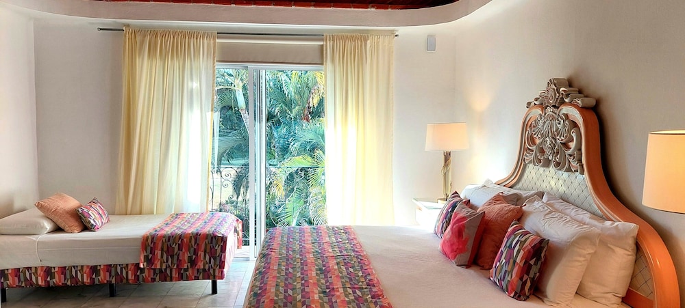 Junior Suite, 1 King Bed, Pool View