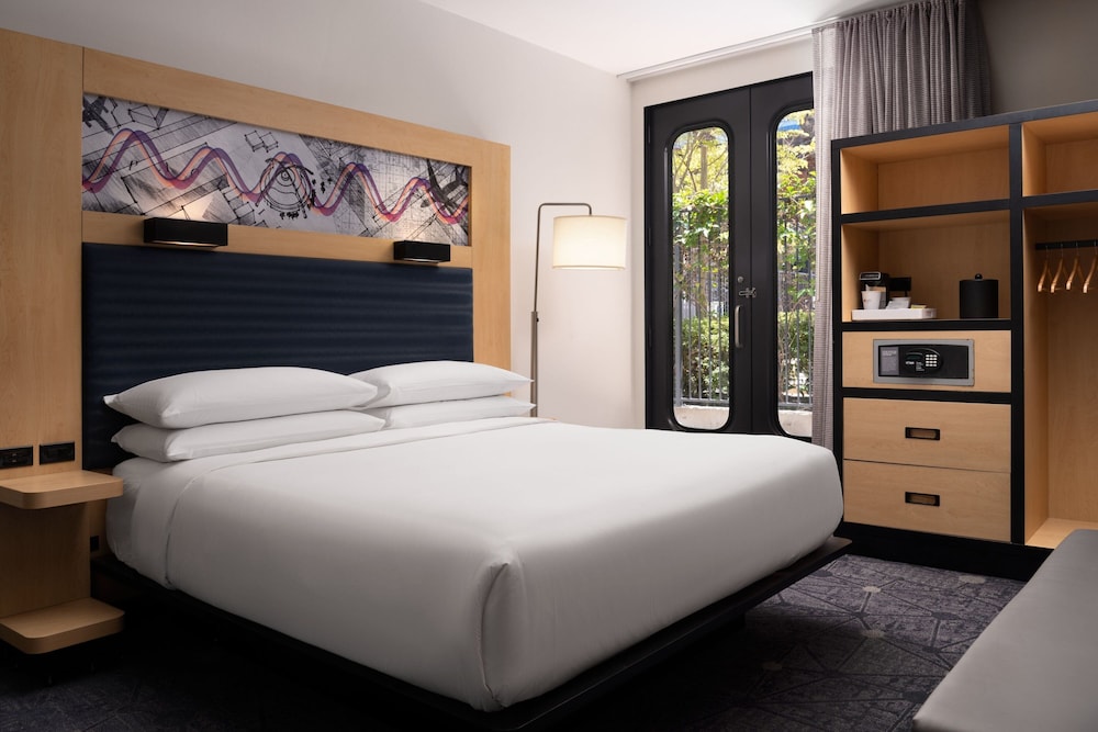 Room, 1 King Bed (Mobility Accessible, Roll-In Shower) photo 3