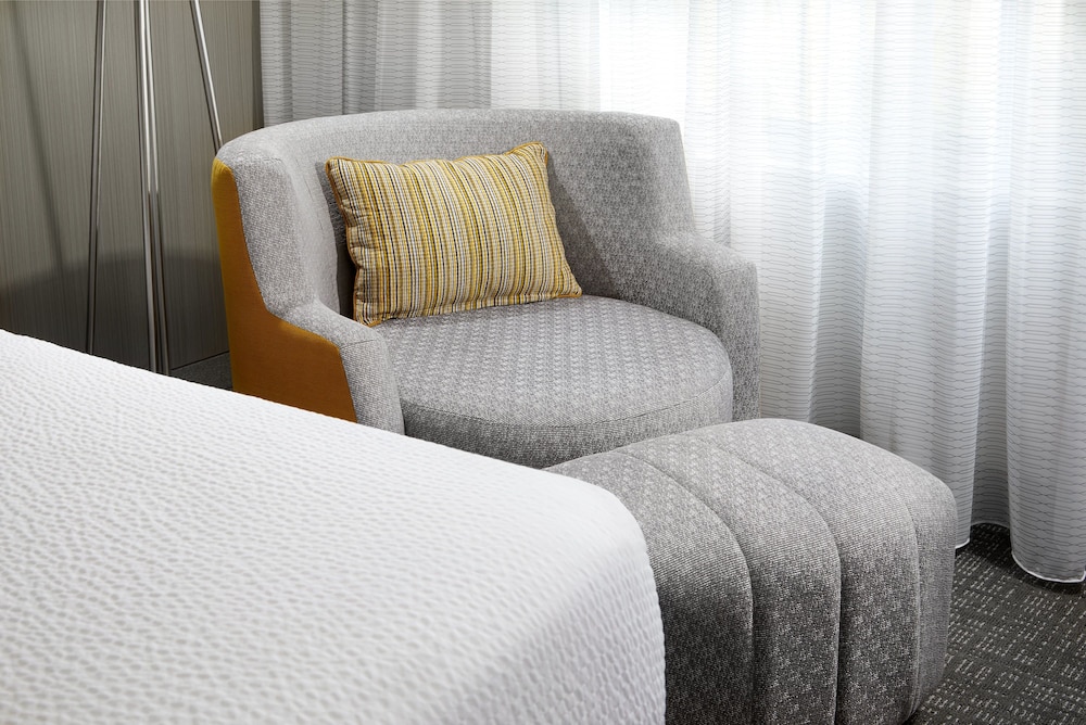 Room, 2 Queen Beds (Mobility/Hearing Accessible, Tub) - Photo 4