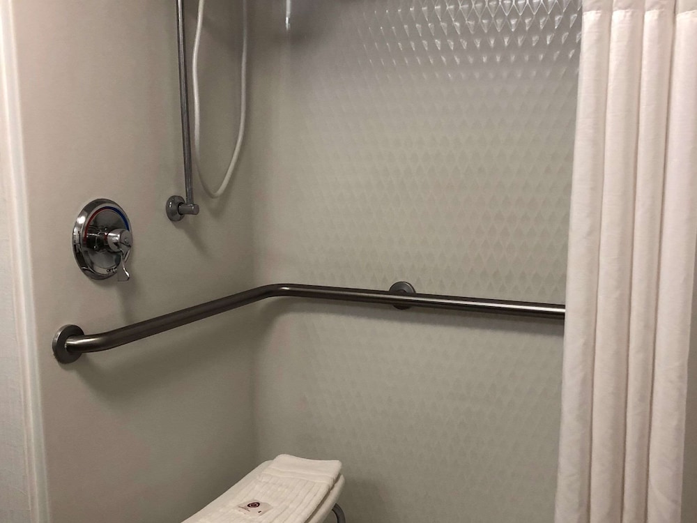 Room, 2 Queen Beds, Accessible, Non Smoking - Photo 5