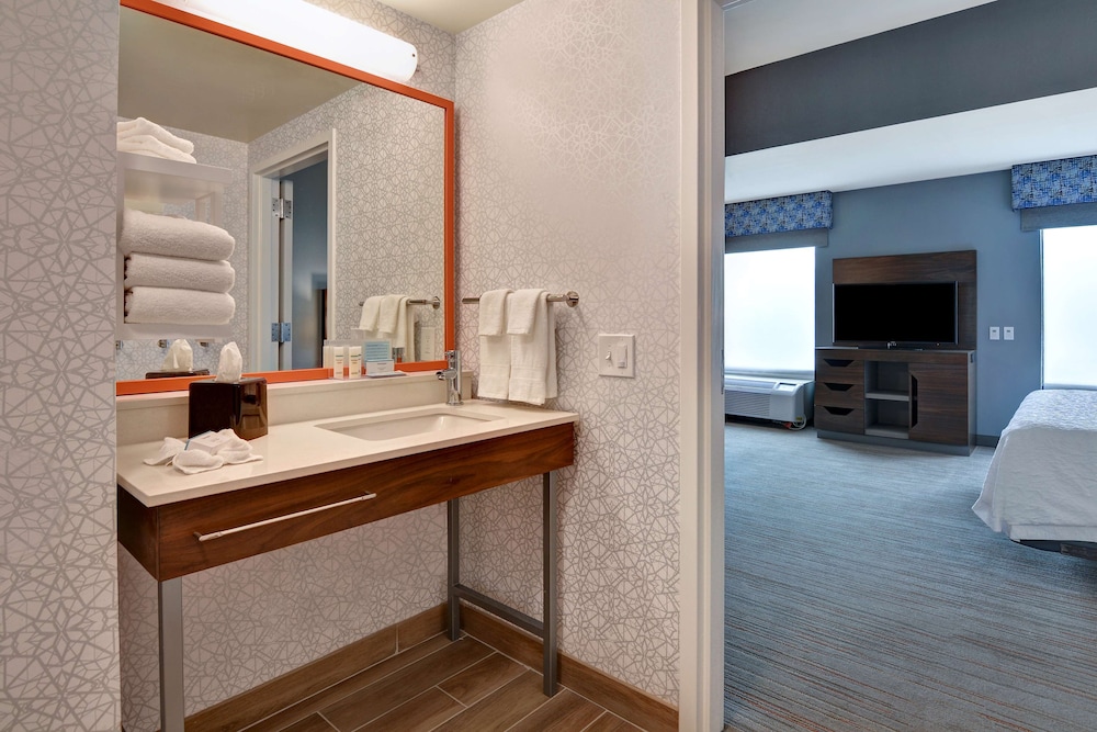 1 King Mobility Access RI Shower W/Sofabed NonSmoking - Photo 4