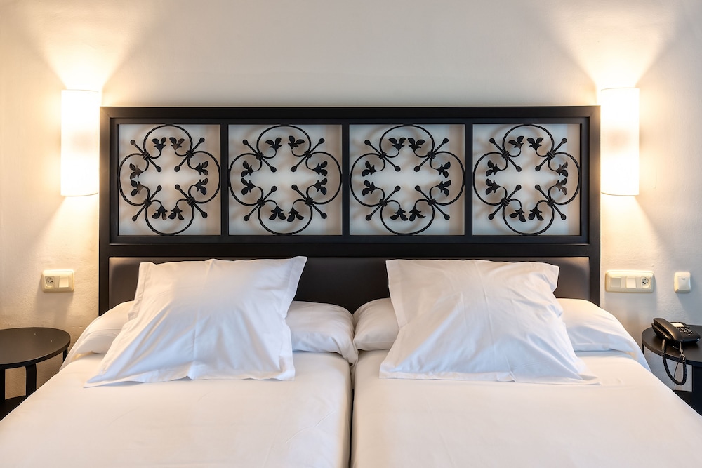 Standard Twin Room (3 adults) photo 2