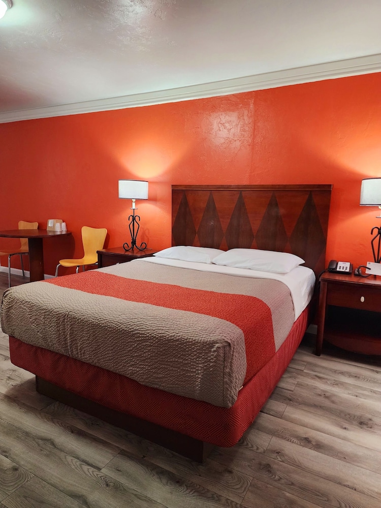 Deluxe Room, 1 Queen Bed, Non Smoking, Refrigerator & Microwave photo 3