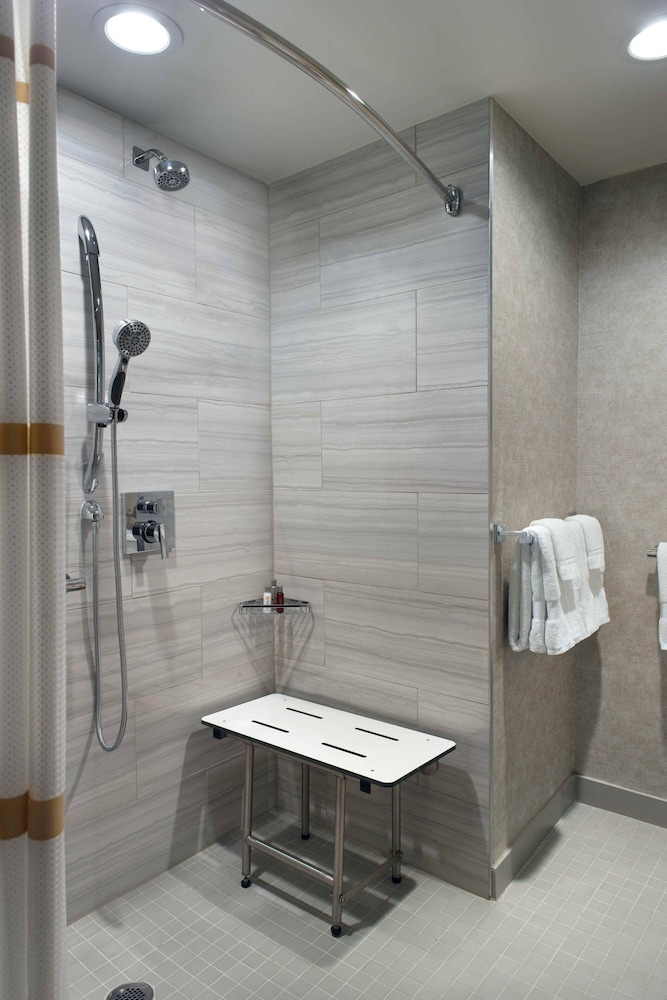 Room, 2 Double Beds (Mobility Accessible, Roll-In Shower) - Photo 4
