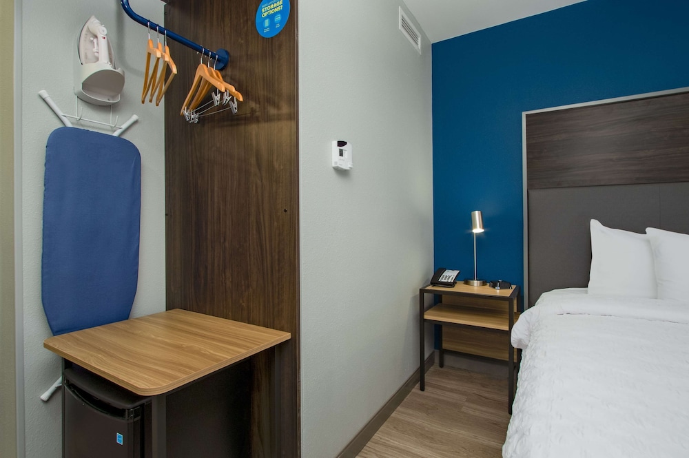 Room, 1 King Bed, Accessible (Mobility & Hearing, Roll-in Shower) - Photo 3