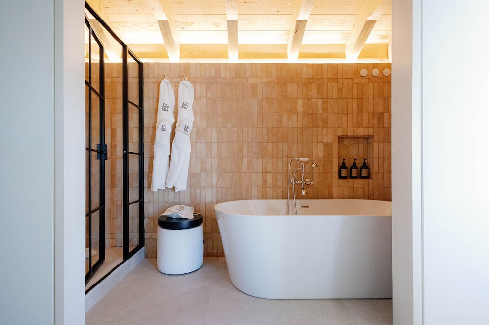 Signature Suite - Photo 6