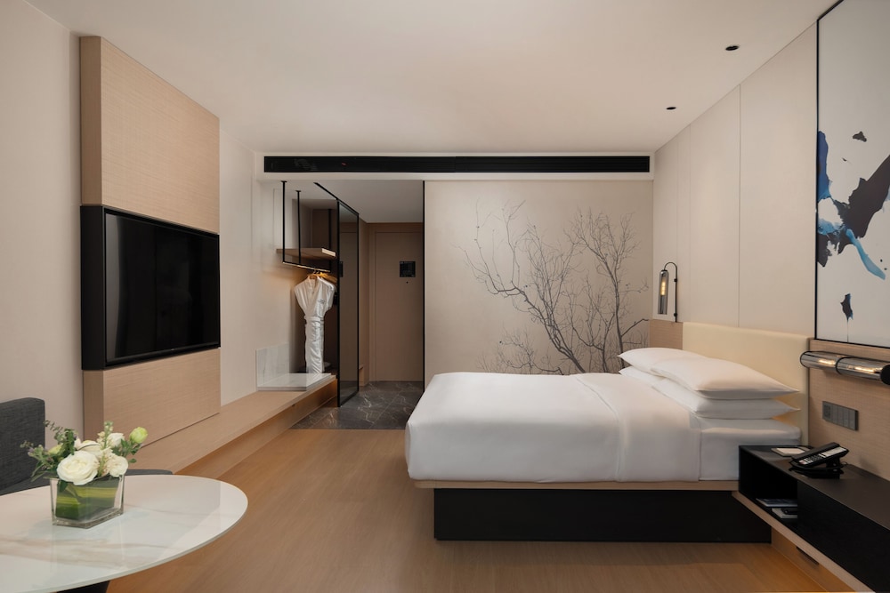 Superior Room, 1 King Bed, City View