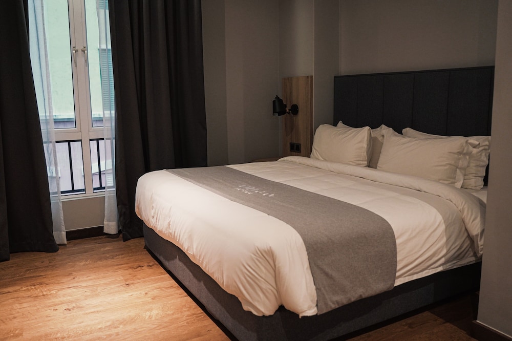 Deluxe King Suite - Photo 1